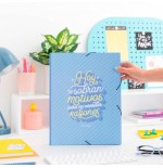 1858-CARPETA CARTON SEPARADORA CON GOMA ELASTICA "HOY TE SOBRAN MOTIVOS PARA.. "MR.WONDERFUL WOA09755ES